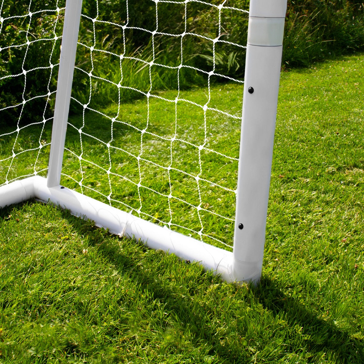 Porta da calcio bianca con rete, dimensioni 240cm x 180cm, posizionata su erba verde, ideale per giochi all'aperto e allenamenti