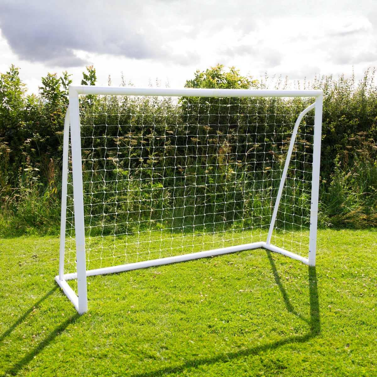 Porta da calcio bianca 240cm x 180cm con rete, posizionata su un prato verde, ideale per giochi all'aperto e allenamenti