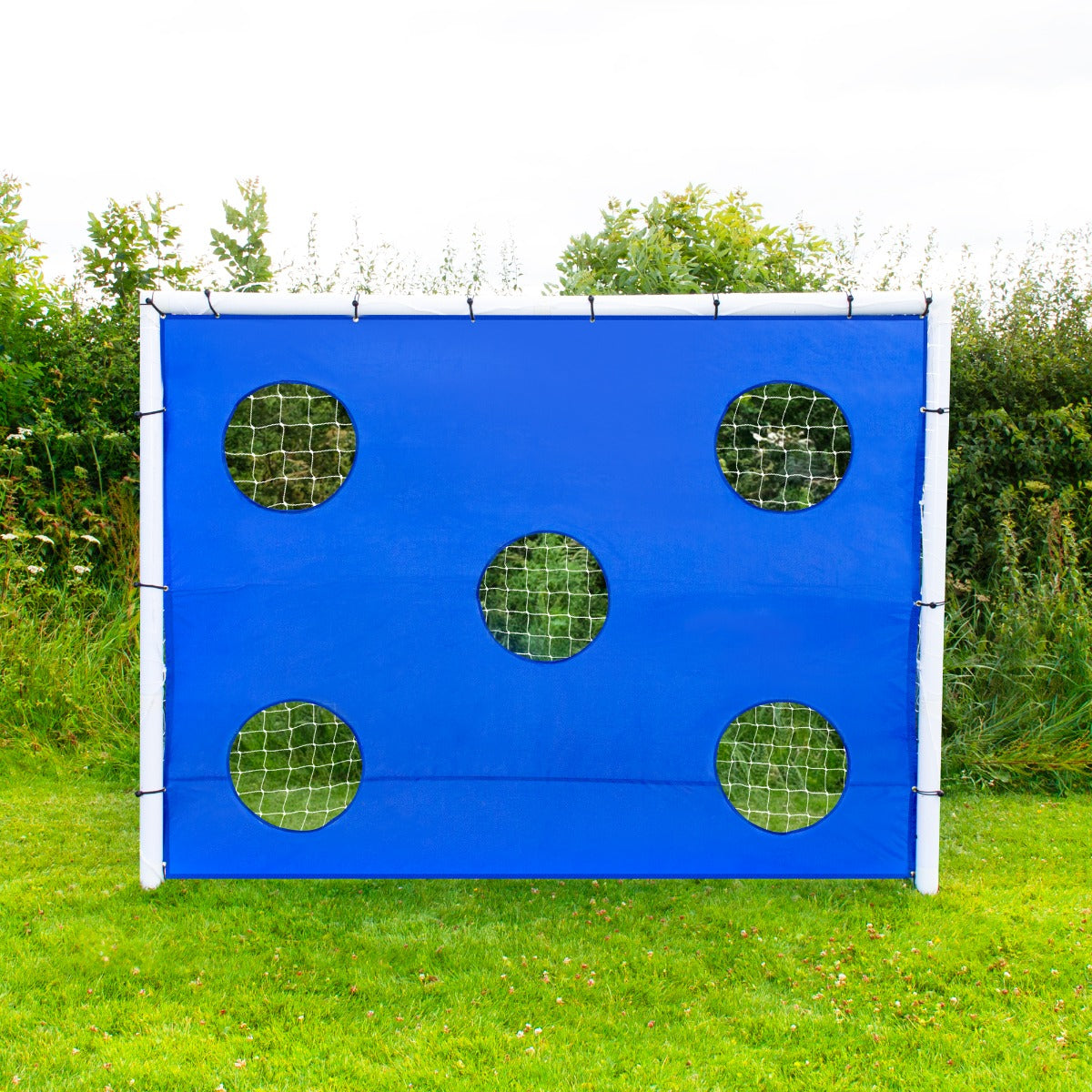 Porta da calcio blu con cinque aperture per il tiro, struttura leggera e resistente, ideale per allenamenti all'aperto