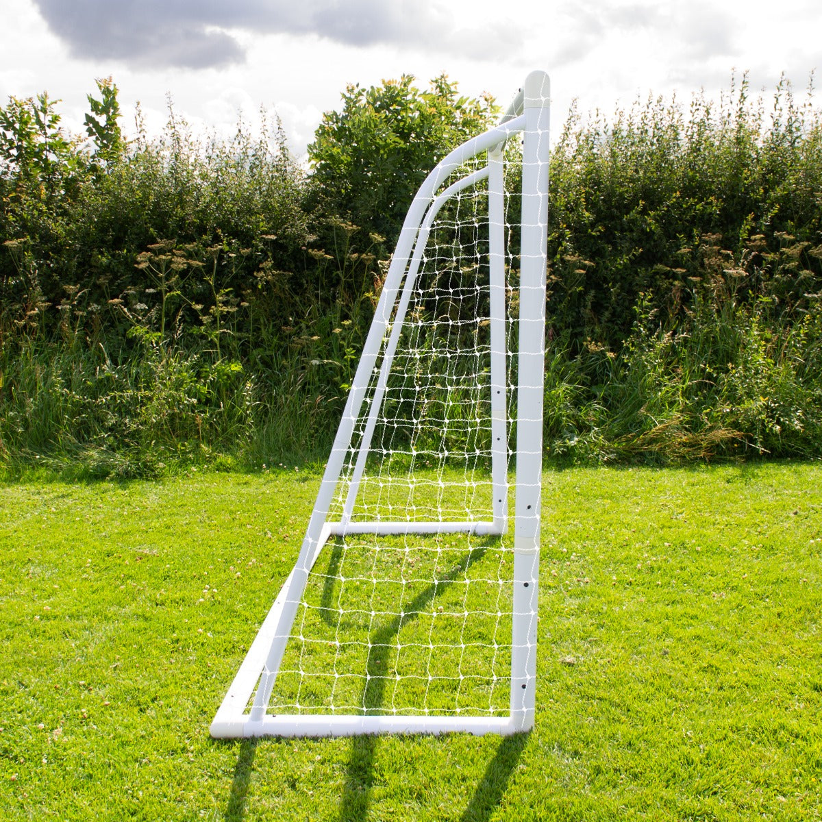 Porta da calcio bianca da 240cm x 180cm con rete, posizionata su un prato verde, ideale per allenamenti e giochi all'aperto