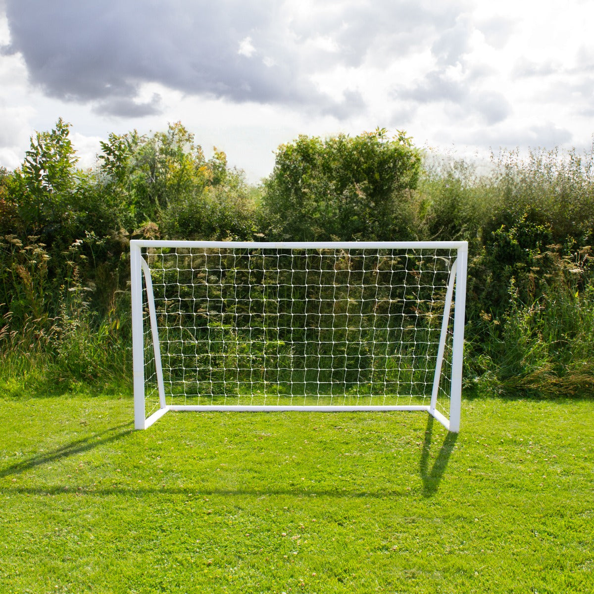 Porta da calcio bianca 180cm x 120cm su prato verde, con rete bianca, ideale per allenamenti e giochi all'aperto