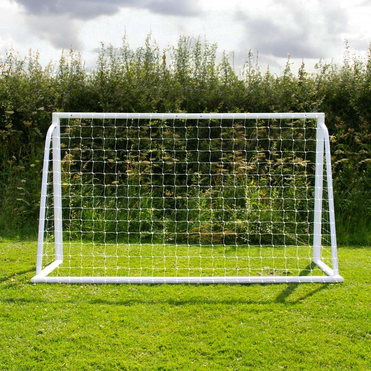 Porta da calcio bianca 180cm x 120cm con rete, posizionata su erba verde, ideale per giochi all'aperto e allenamenti