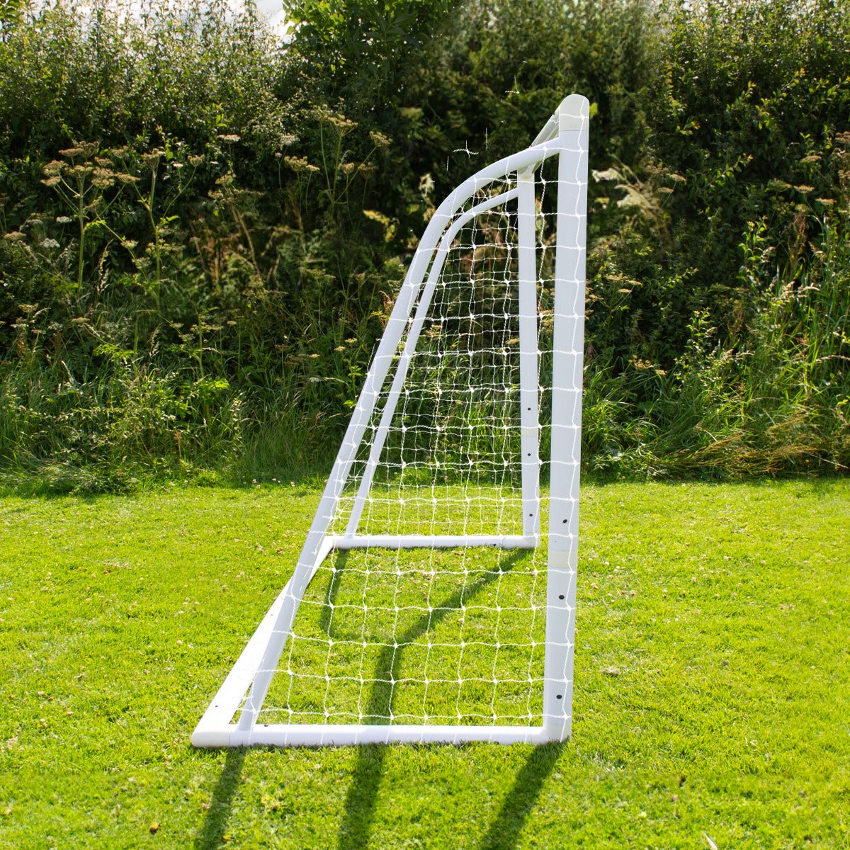 Porta da calcio bianca in metallo, dimensioni 180cm x 120cm, con rete e struttura robusta, posizionata su prato verde