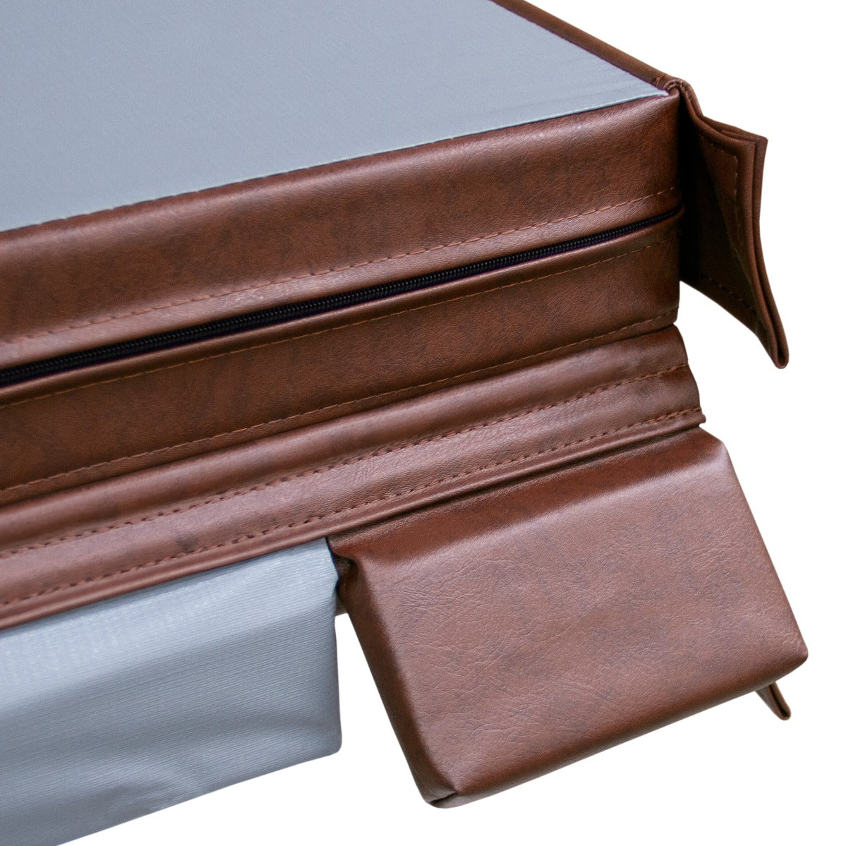 Copertura marrone per vasca idromassaggio da 2.1m, con finitura in similpelle, zip e dettagli grigi, resistente e elegante