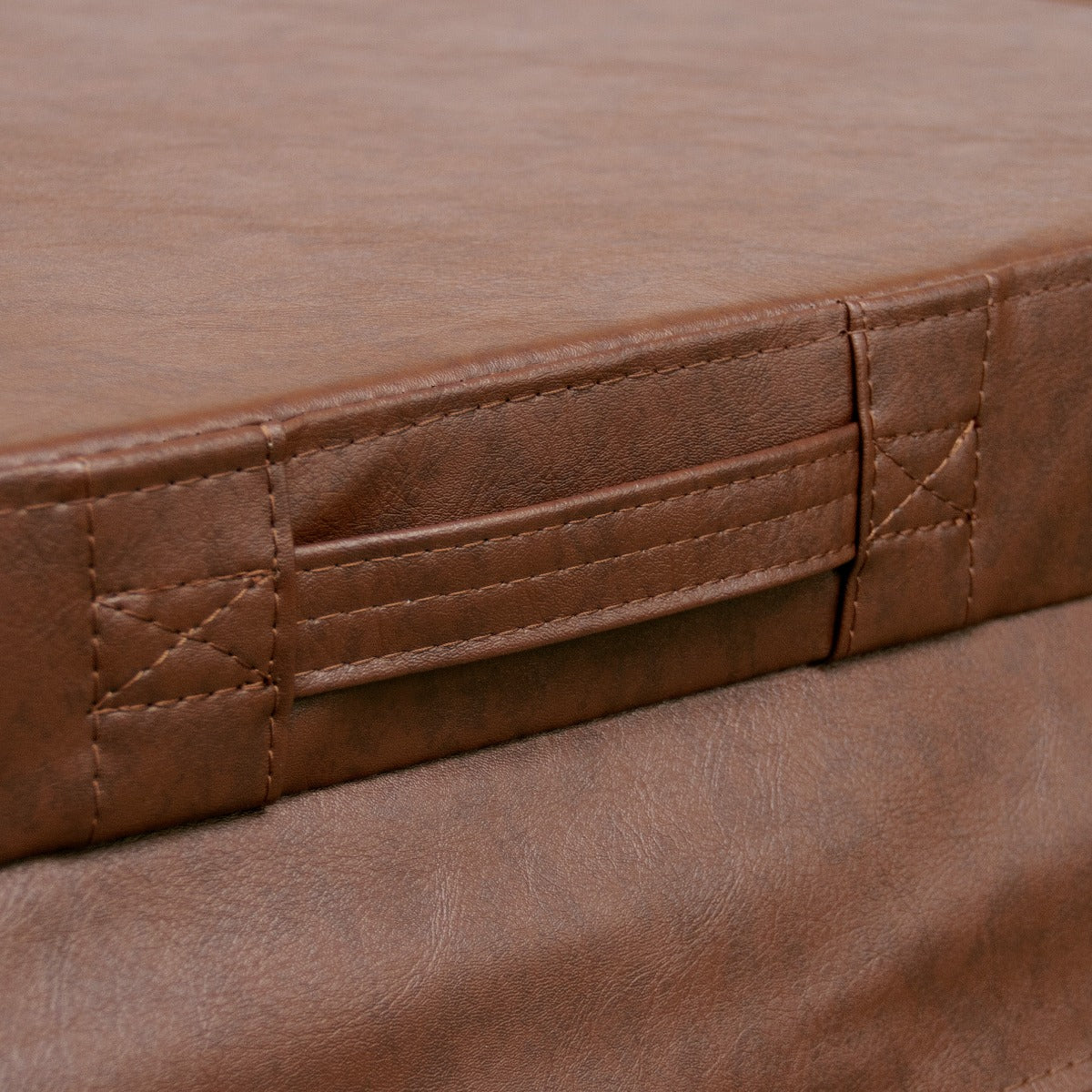 Copertura marrone per vasca idromassaggio da 2.2m, realizzata in materiale resistente con texture liscia e maniglie laterali per una facile movimentazione