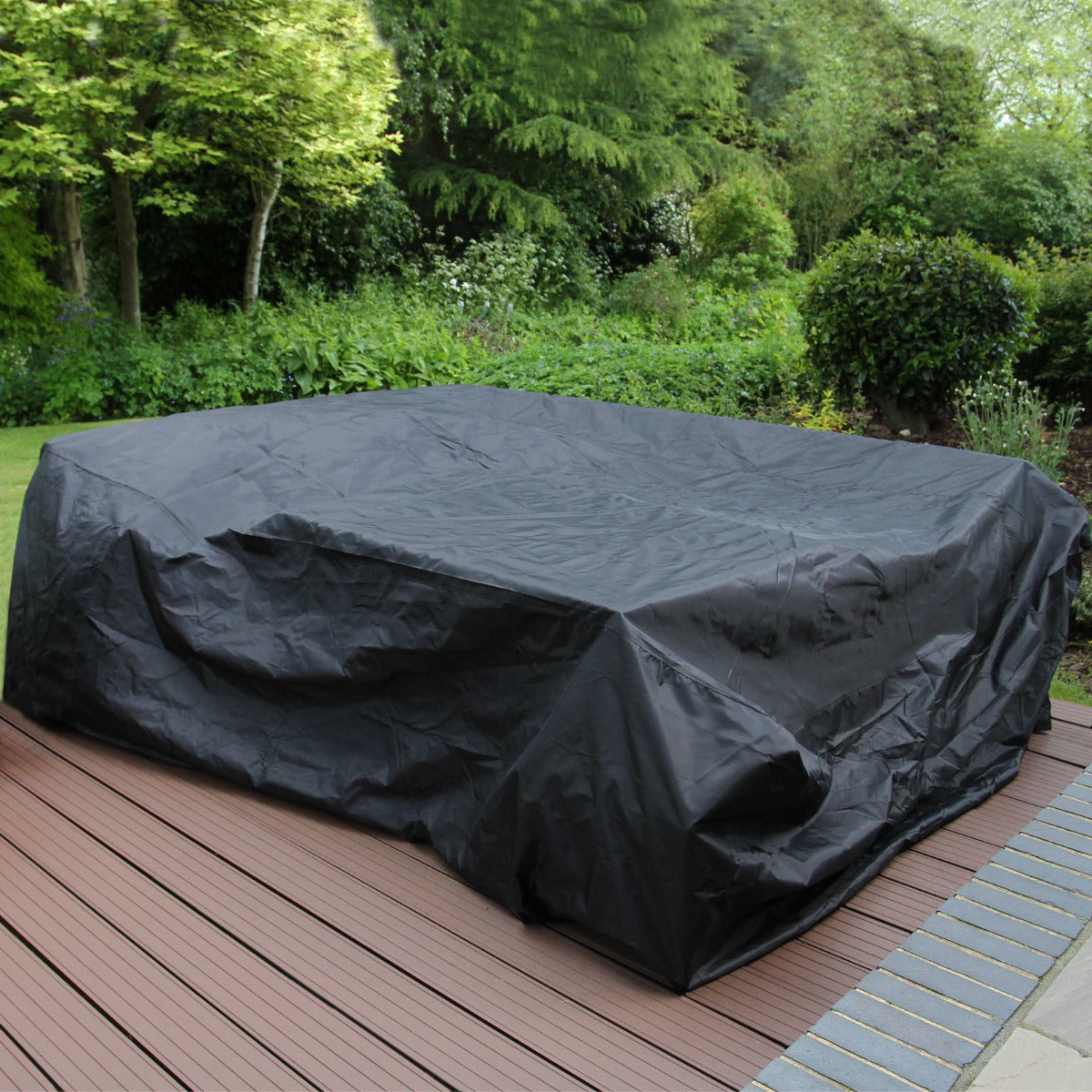 Set ad angolo in rattan grigio, con cuscini morbidi e tessuto resistente, perfetto per esterni e giardini eleganti
