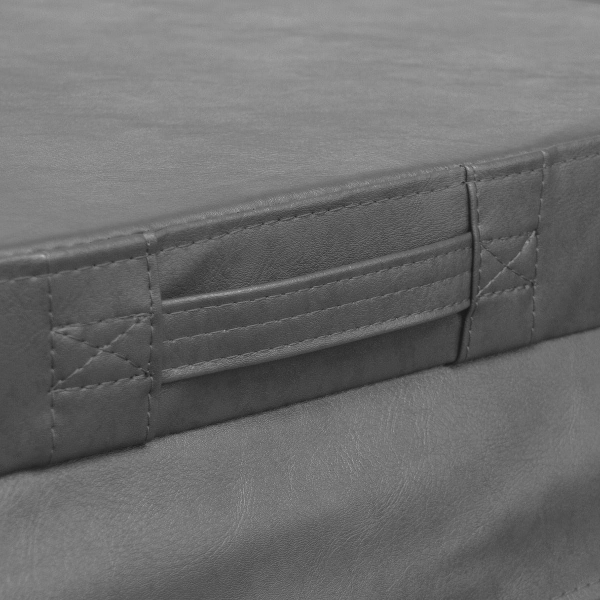 Copertura grigia per vasca idromassaggio da 2.1m, realizzata in materiale resistente, con texture morbida e maniglie laterali per una facile movimentazione