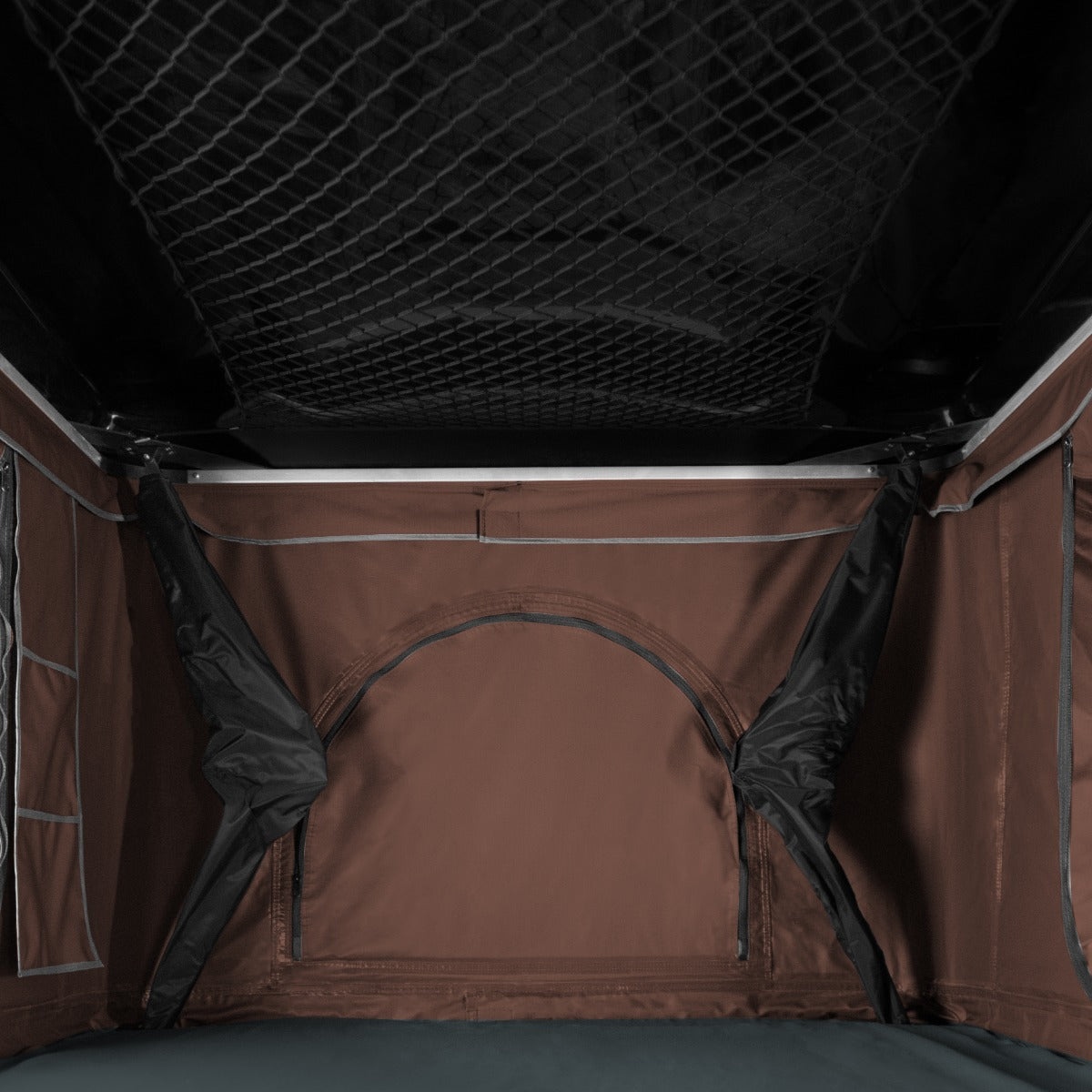 Tenda da tetto marrone per auto, con pareti in tessuto resistente e rete di ventilazione, ideale per campeggio e avventure all'aperto