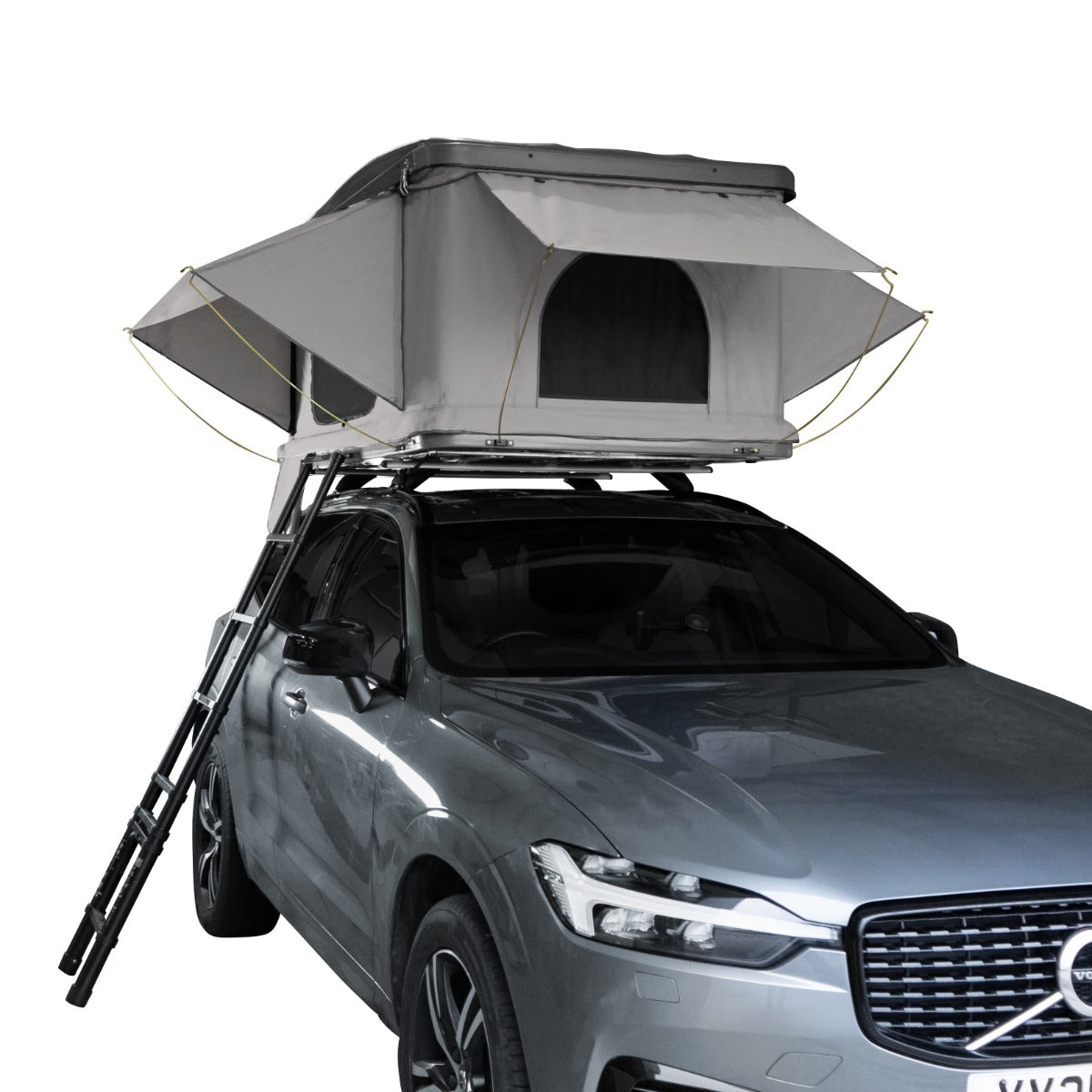 Tenda da tetto grigia per auto, con struttura robusta, finestre laterali e scala per l'accesso, ideale per campeggio e avventure all'aperto