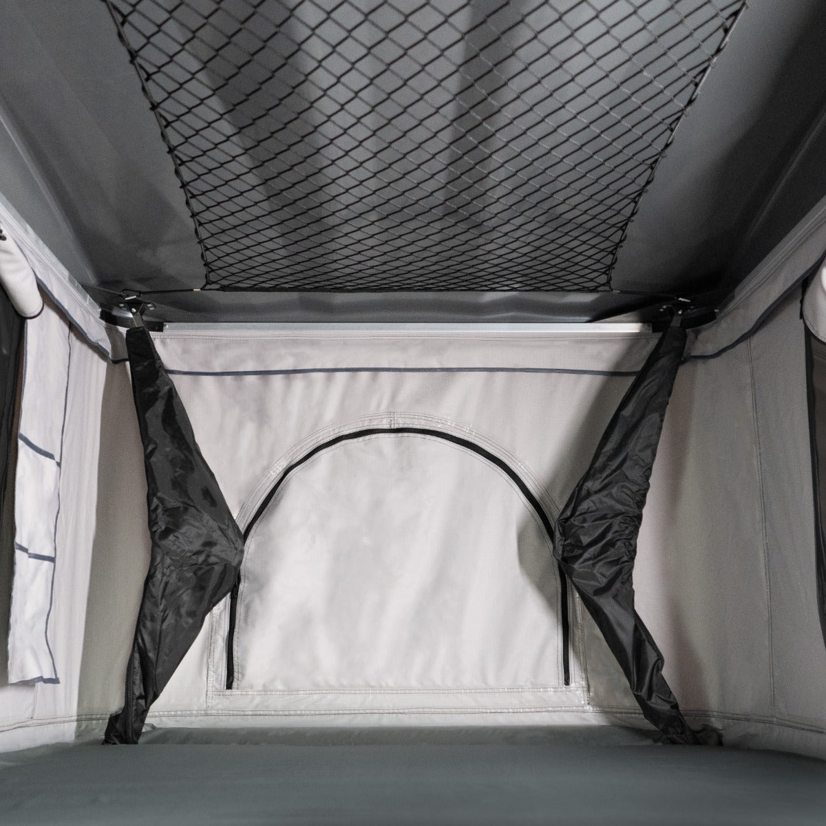 Tenda da tetto grigia per auto, con interni in tessuto resistente, rete di stoccaggio e aperture per una ventilazione ottimale