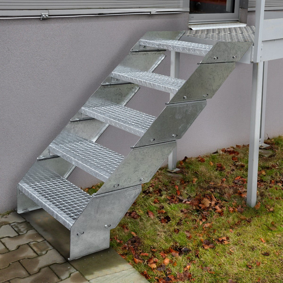 Scala zincata regolabile a 12 elementi, larga 600 mm, con gradini antiscivolo e struttura robusta, ideale per esterni e interni