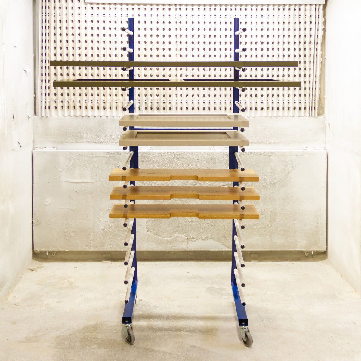 Carrello per asciugatura a spruzzo combinato con struttura blu, ripiani in legno chiaro e grigio, ruote per facile mobilità