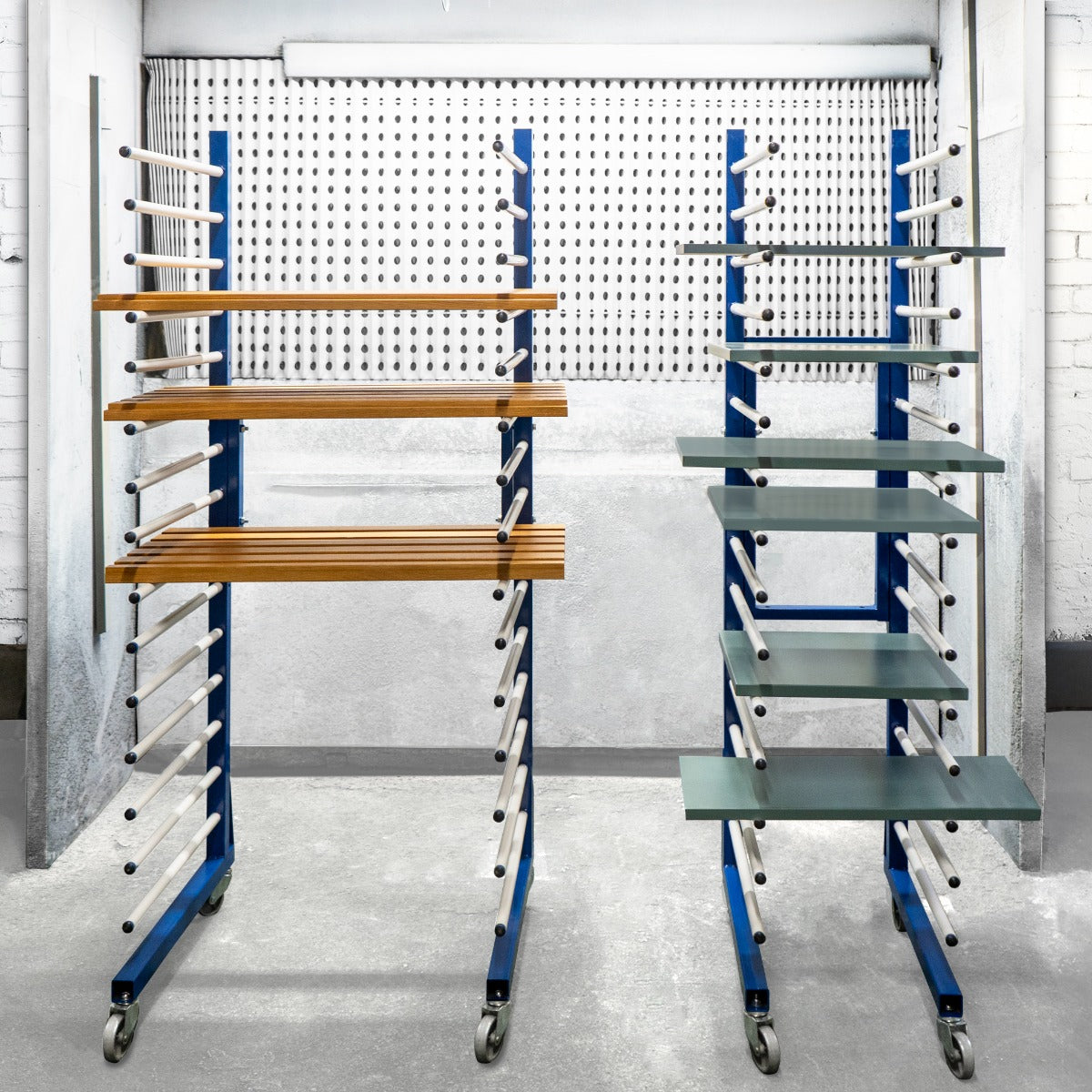 Carrello per asciugatura vernici a spruzzo, struttura blu con ripiani in legno e vetro, ruote per facile spostamento e connettori inclusi
