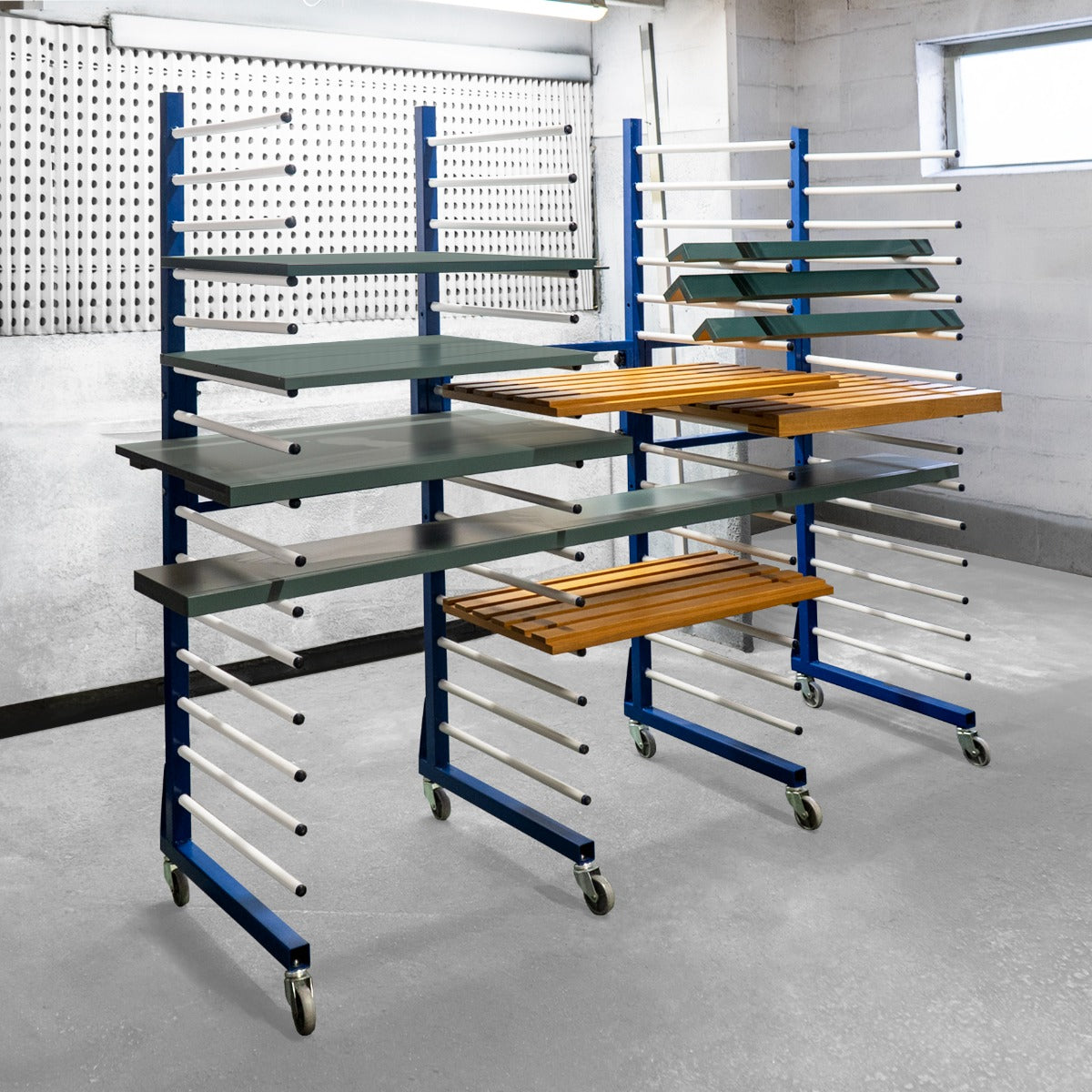 Carrello per asciugatura vernici a spruzzo, struttura blu, ripiani in legno e metallo, con connettori, ruote per facilità di movimento