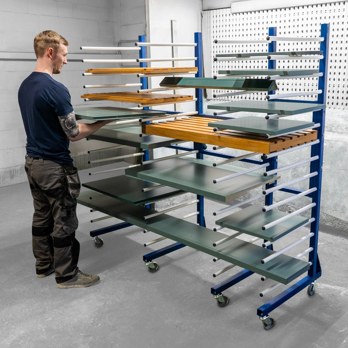 Carrello per asciugatura vernici a spruzzo con 5 ripiani, struttura blu, ripiani in legno e metallo, ruote per facilità di spostamento
