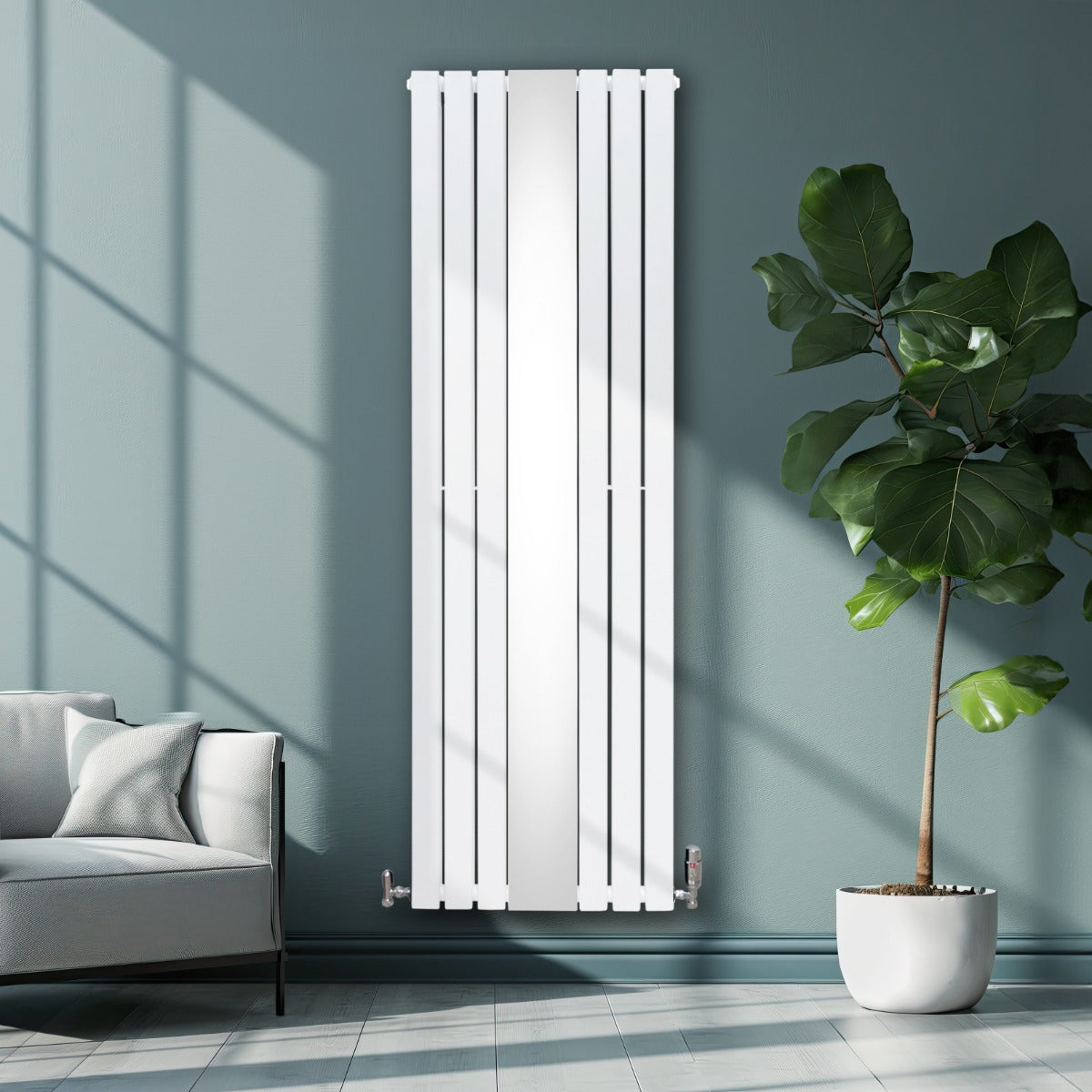Radiatore a specchio piatto bianco, 1800mm x 565mm, con design elegante e linee verticali, posizionato su una parete verde