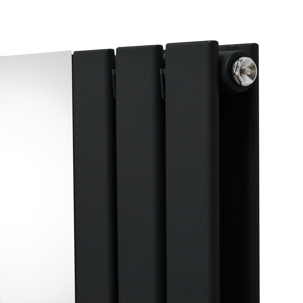 Radiatore moderno in metallo nero opaco con finitura liscia, design elegante e dettagli minimalisti, perfetto per ambienti contemporanei