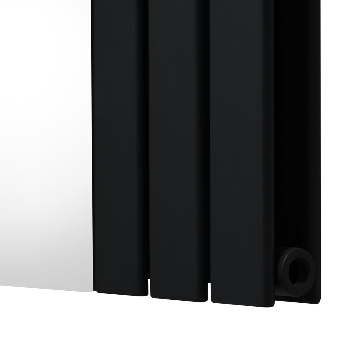 Radiatore moderno in metallo nero opaco con linee geometriche e finitura liscia, ideale per interni eleganti e contemporanei