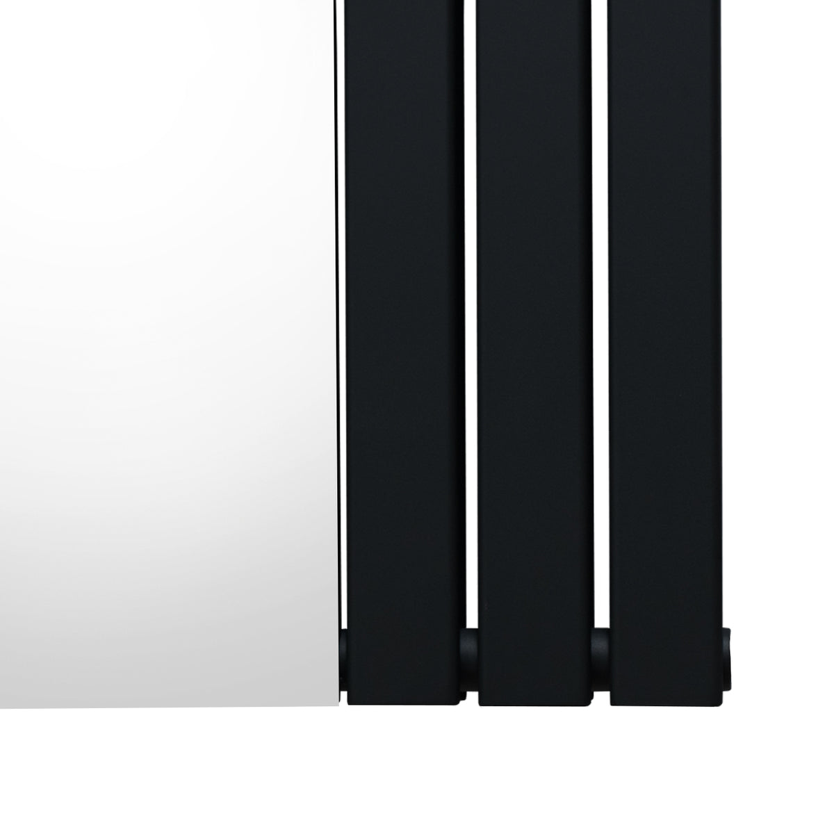 Specchio moderno con cornice nera opaca e linee eleganti, riflettente e minimalista, ideale per arredamenti contemporanei