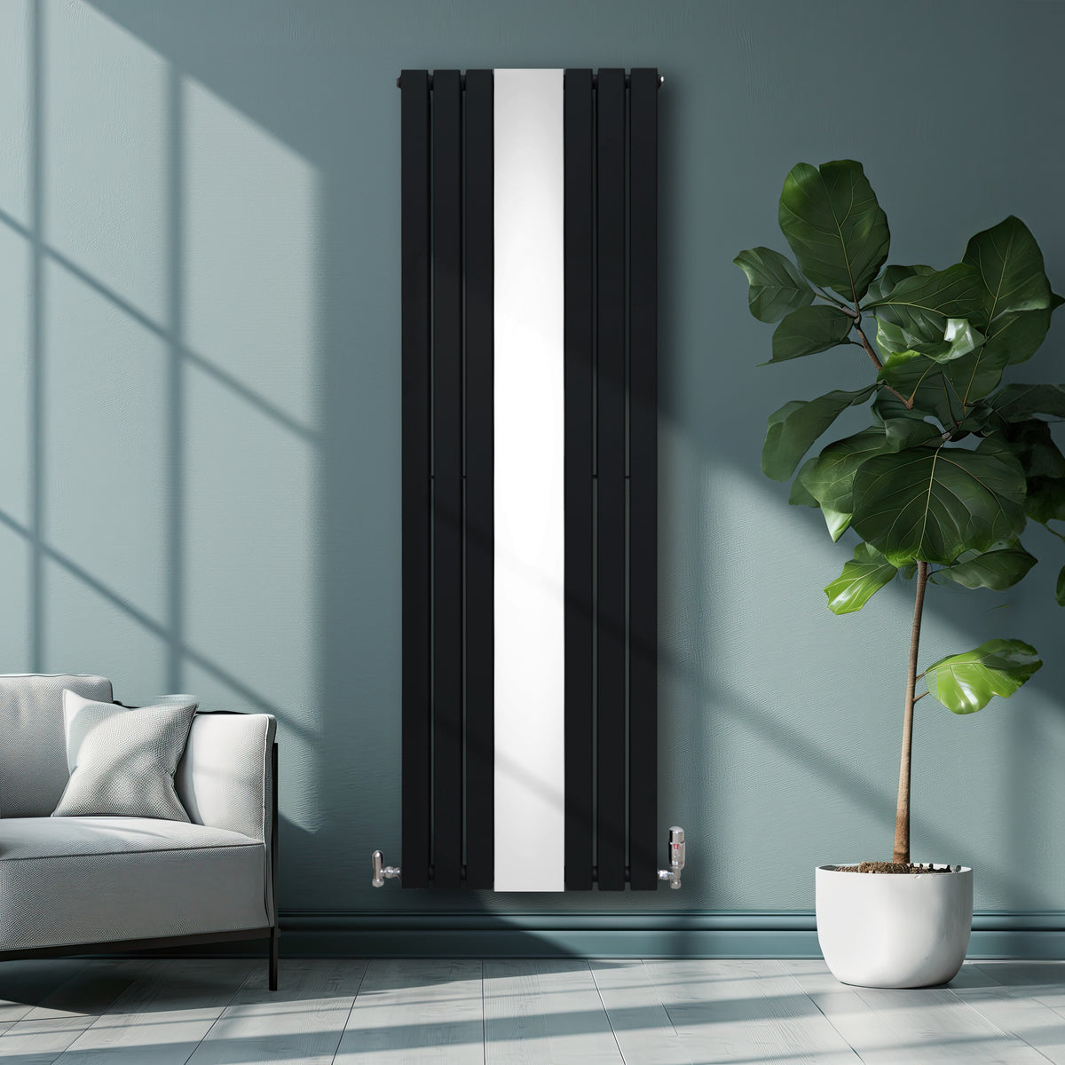 Radiatore verticale moderno con finitura nera e bianca, posizionato su una parete verde, accanto a un divano chiaro e una pianta in vaso