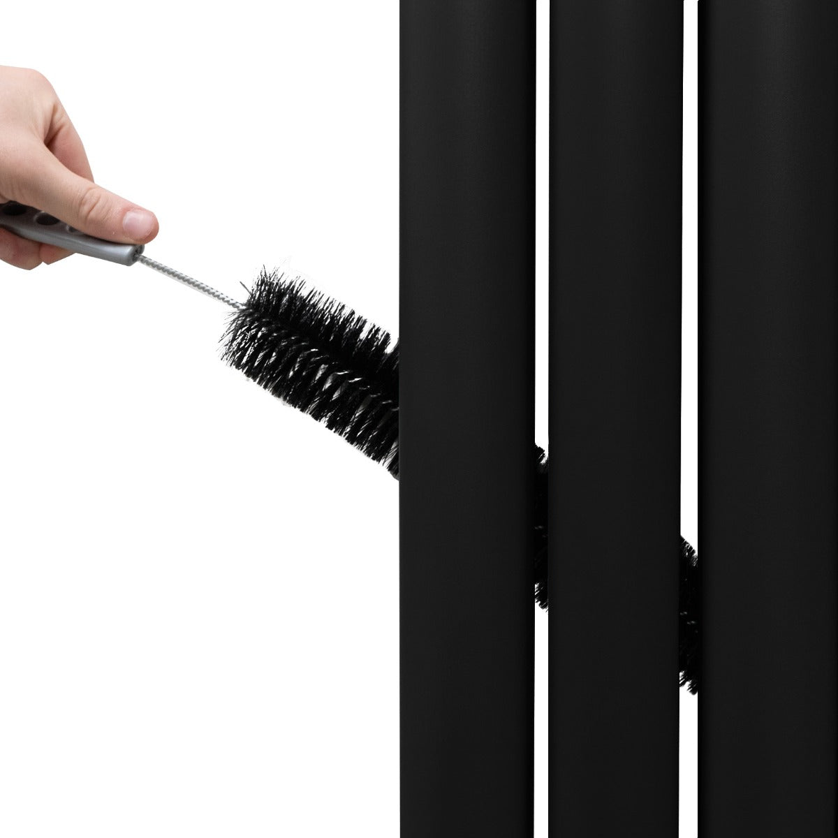 Spazzola nera per la pulizia di un radiatore a pannelli ovali neri, evidenziando la superficie liscia e il design elegante