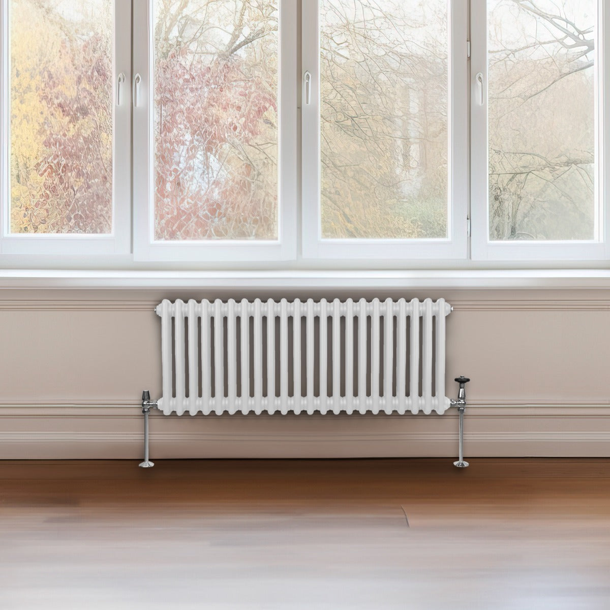 Termosifone a 2 colonne bianco, 300 x 1012mm, con finitura liscia e lucida, installato sotto una finestra in un ambiente luminoso