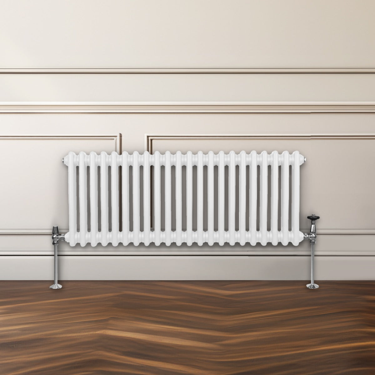 Termosifone a 2 colonne bianco, 300 x 1012mm, con finitura liscia e supporti metallici, posizionato su un pavimento in legno scuro