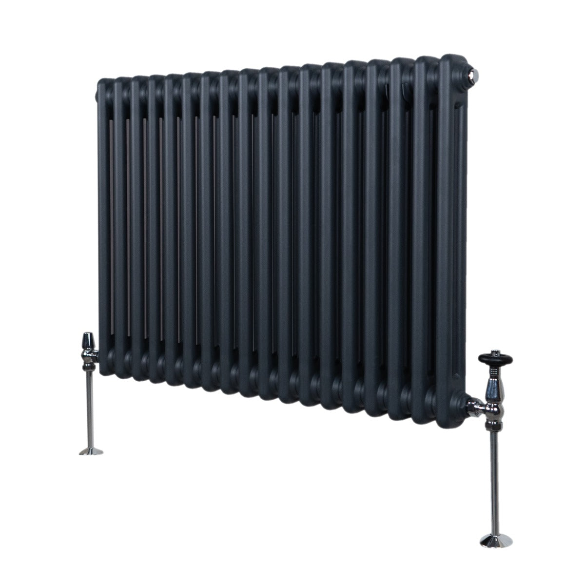 Termosifone a 2 colonne grigio antracite, con finitura liscia e tubi rotondi, altezza 600 mm e larghezza 832 mm, montato su piedini metallici