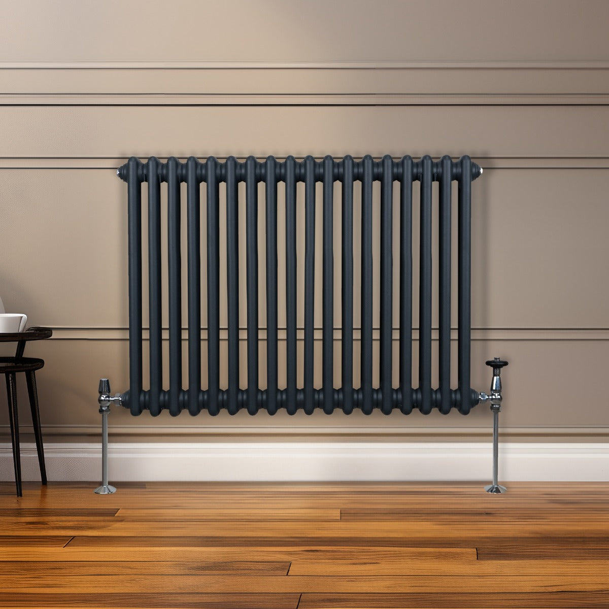 Termosifone a 2 colonne grigio antracite, con finitura liscia e linee verticali, installato su parete in legno chiaro