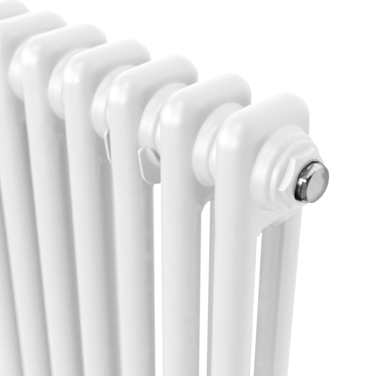 Termosifone a 2 colonne bianco, con finitura liscia e lucida, evidenziando il design elegante e moderno, ideale per riscaldare ambienti