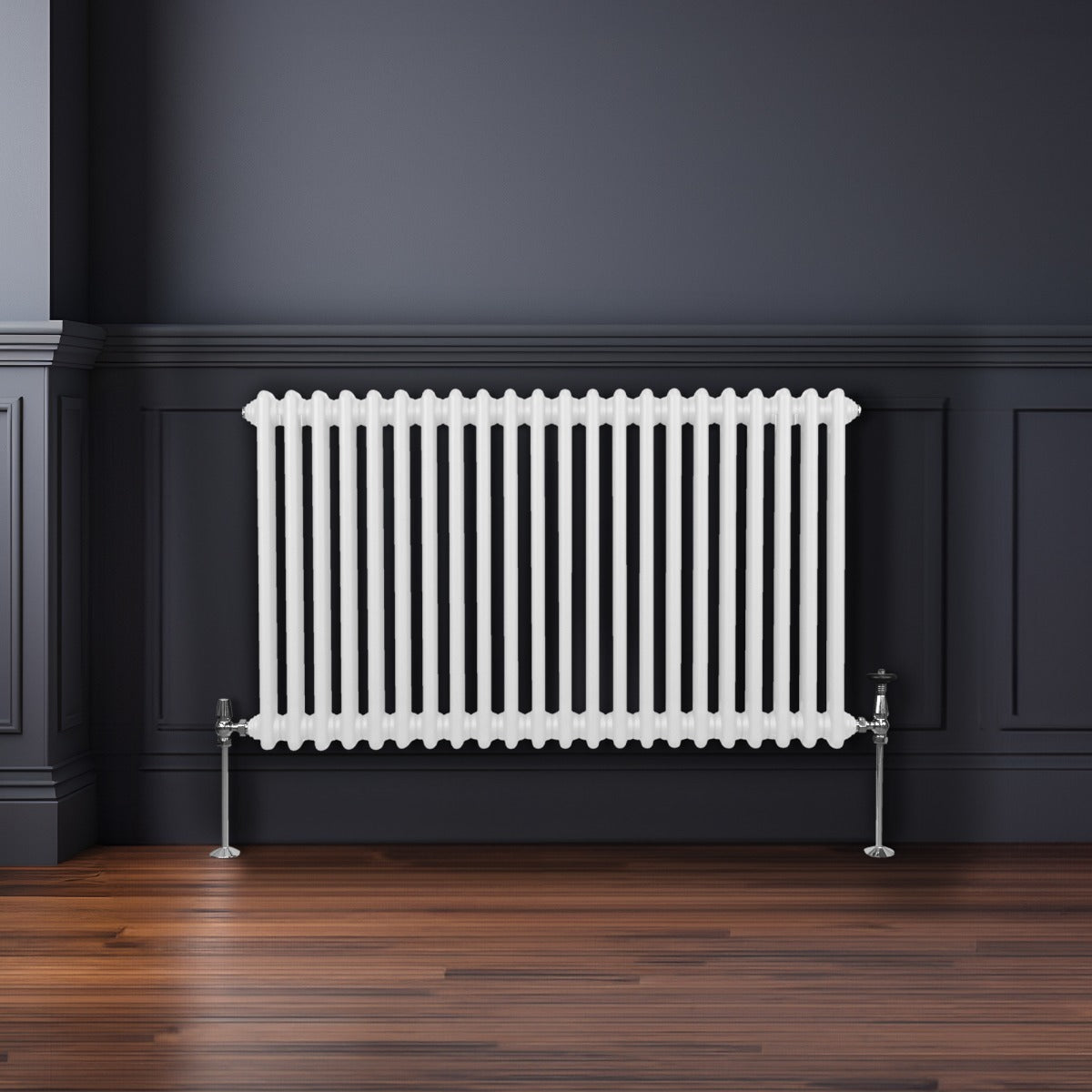 Termosifone a 2 colonne bianco, 600 x 1012mm, con finitura liscia e lucida, installato su parete scura con pavimento in legno caldo