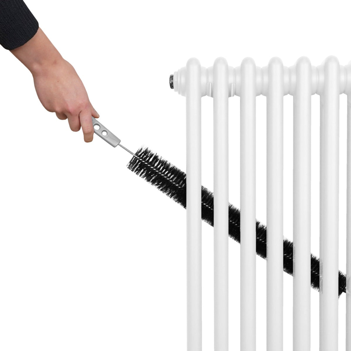 Termosifone a 2 colonne bianco, pulito con una spazzola nera, evidenziando le sue linee eleganti e la superficie liscia