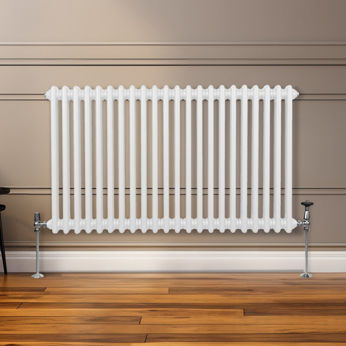 Termosifone a 2 colonne bianco, 600 x 1012mm, con finitura liscia e lucida, installato su parete in legno chiaro, elegante e moderno