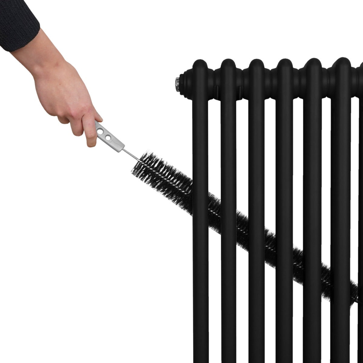 Termosifone a 2 colonne nero, 600 x 1012mm, con una mano che utilizza una spazzola per la pulizia delle superfici lisce e lucide