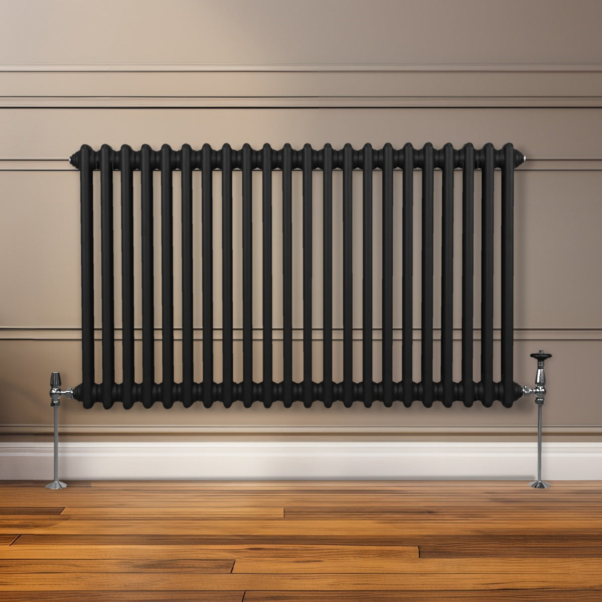 Termosifone a 2 colonne nero, 600 x 1012mm, con finitura liscia e tubi verticali, installato su parete in legno chiaro