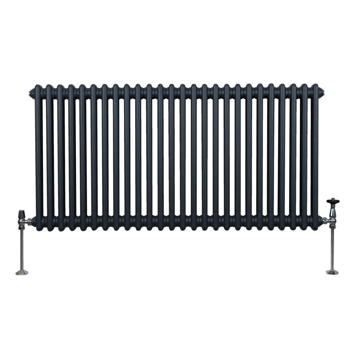 Termosifone a 2 colonne in grigio antracite, con finitura liscia e tubi verticali, montato su supporti metallici lucidi