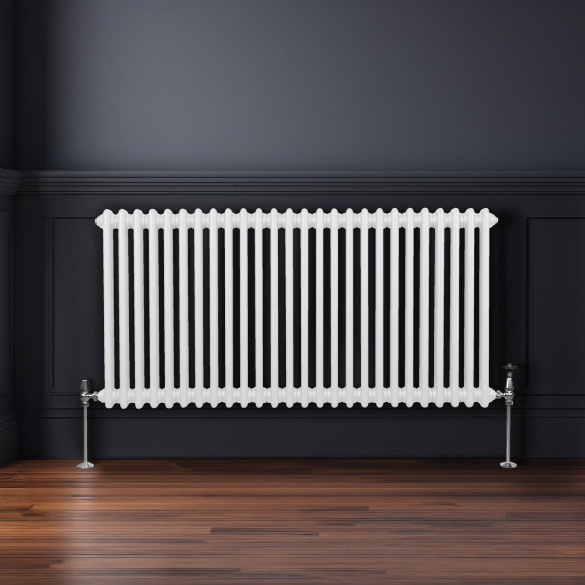 Termosifone a 2 colonne bianco, 600 x 1192mm, con finitura liscia e lucida, posizionato su un pavimento in legno scuro