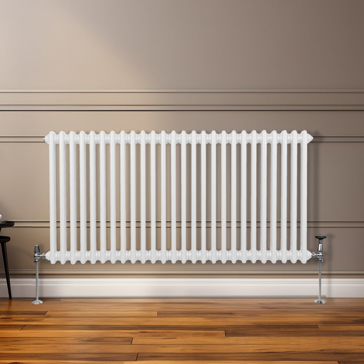Termosifone a 2 colonne bianco, 600 x 1192mm, con finitura liscia e linee verticali, installato su parete beige con pavimento in legno