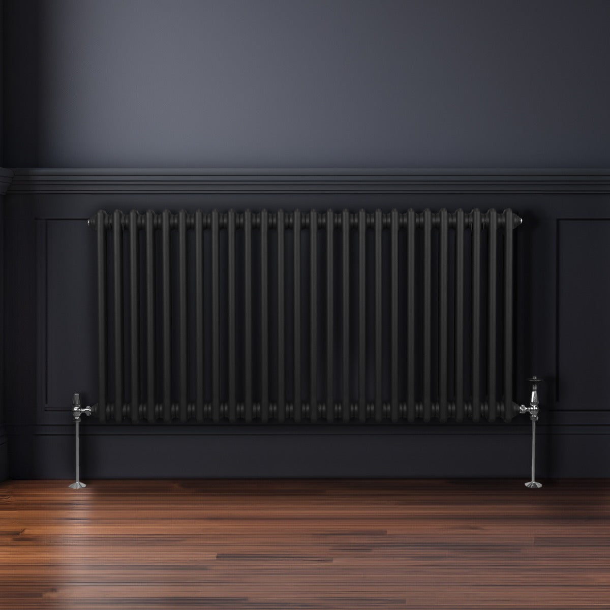 Termosifone a 2 colonne nero, 600 x 1192mm, con finitura liscia e tubi verticali, posizionato su un pavimento in legno scuro