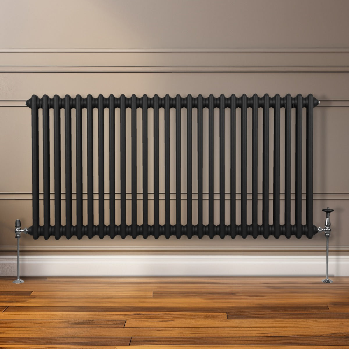Termosifone a 2 colonne di colore nero, con finitura liscia e tubi verticali, installato su parete in legno chiaro