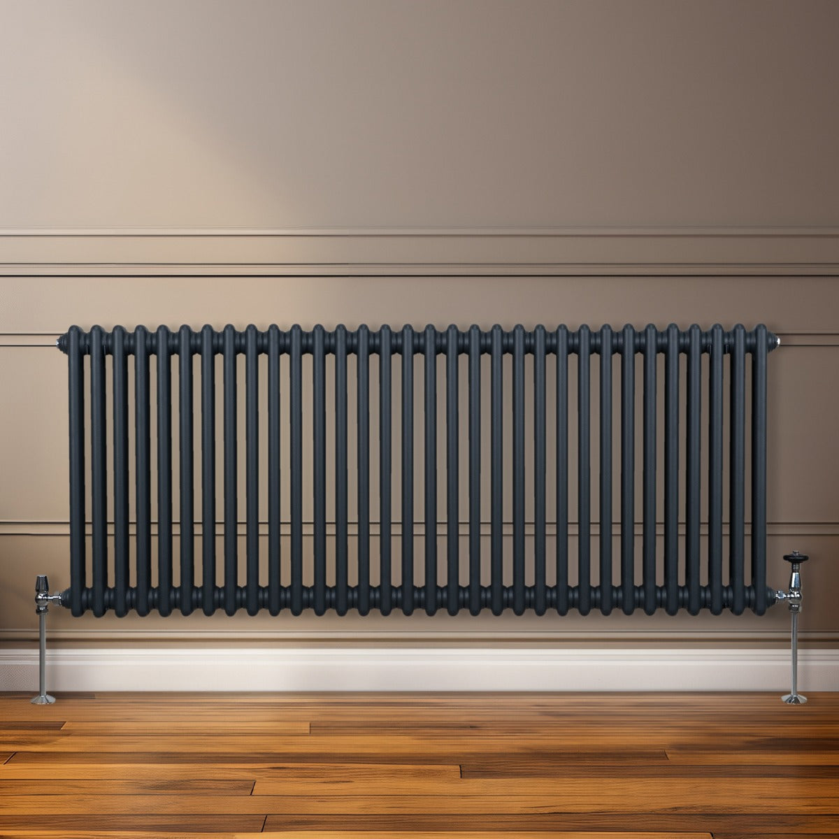 Termosifone a 2 colonne in grigio antracite, con finitura liscia e linee verticali, installato su parete in legno chiaro