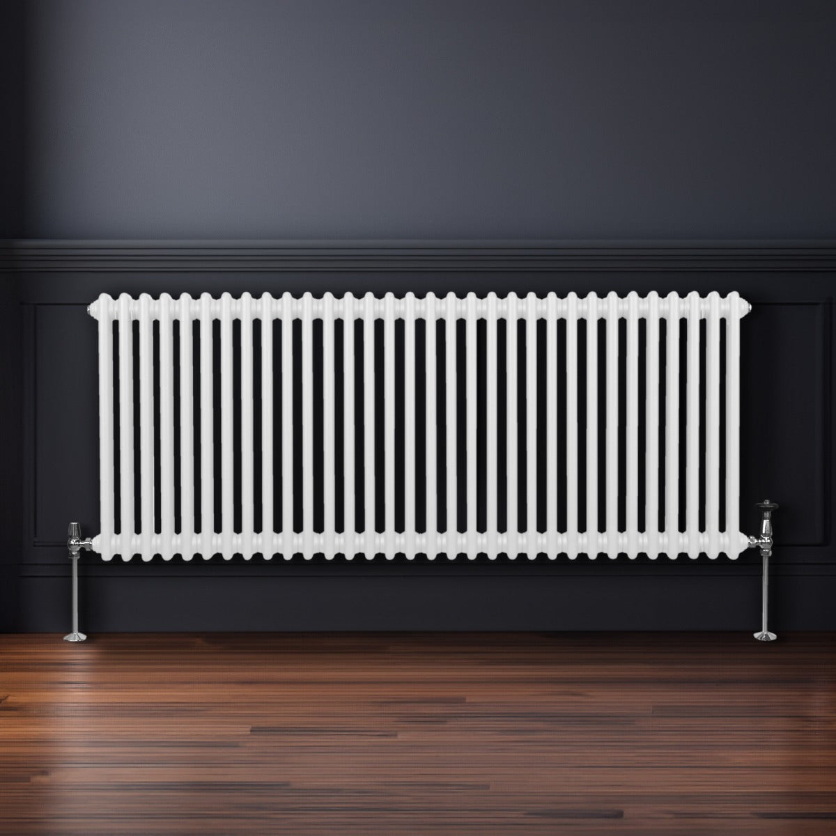 Termosifone a 2 colonne bianco, 600 x 1462mm, con finitura liscia e lucida, posizionato su una parete scura, su pavimento in legno marrone