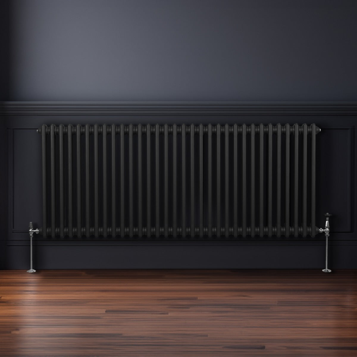 Termosifone a 2 colonne in nero, 600 x 1462mm, con finitura liscia e supporti metallici, posizionato su un pavimento in legno scuro