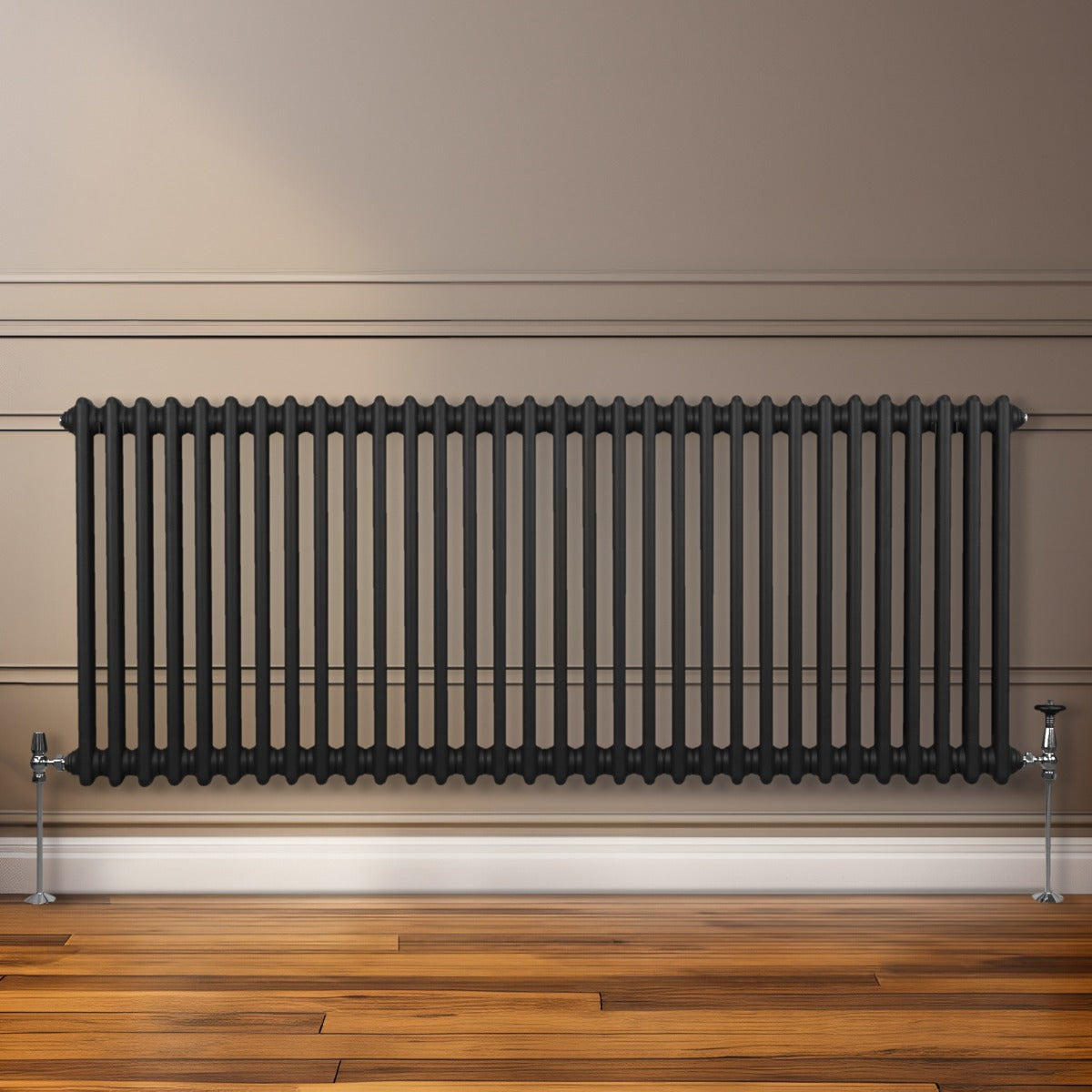 Termosifone a 2 colonne nero, 600 x 1462mm, con finitura liscia e tubi verticali, posizionato su parete con pavimento in legno lucido