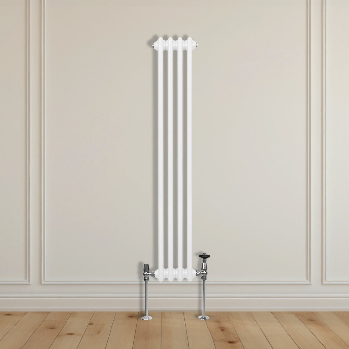 Termosifone a 2 colonne bianco, 1500 x 202 mm, con finitura liscia e tubi verticali, installato su parete chiara con pavimento in legno