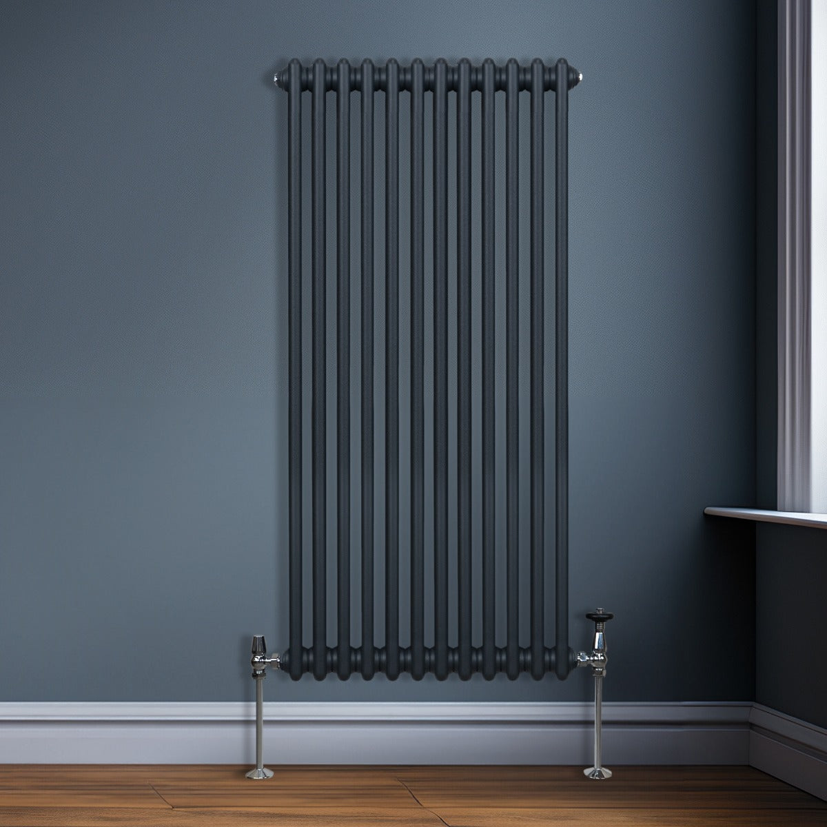 Termosifone a 2 colonne grigio antracite, con finitura liscia, installato su parete, con tubi metallici e supporti a pavimento