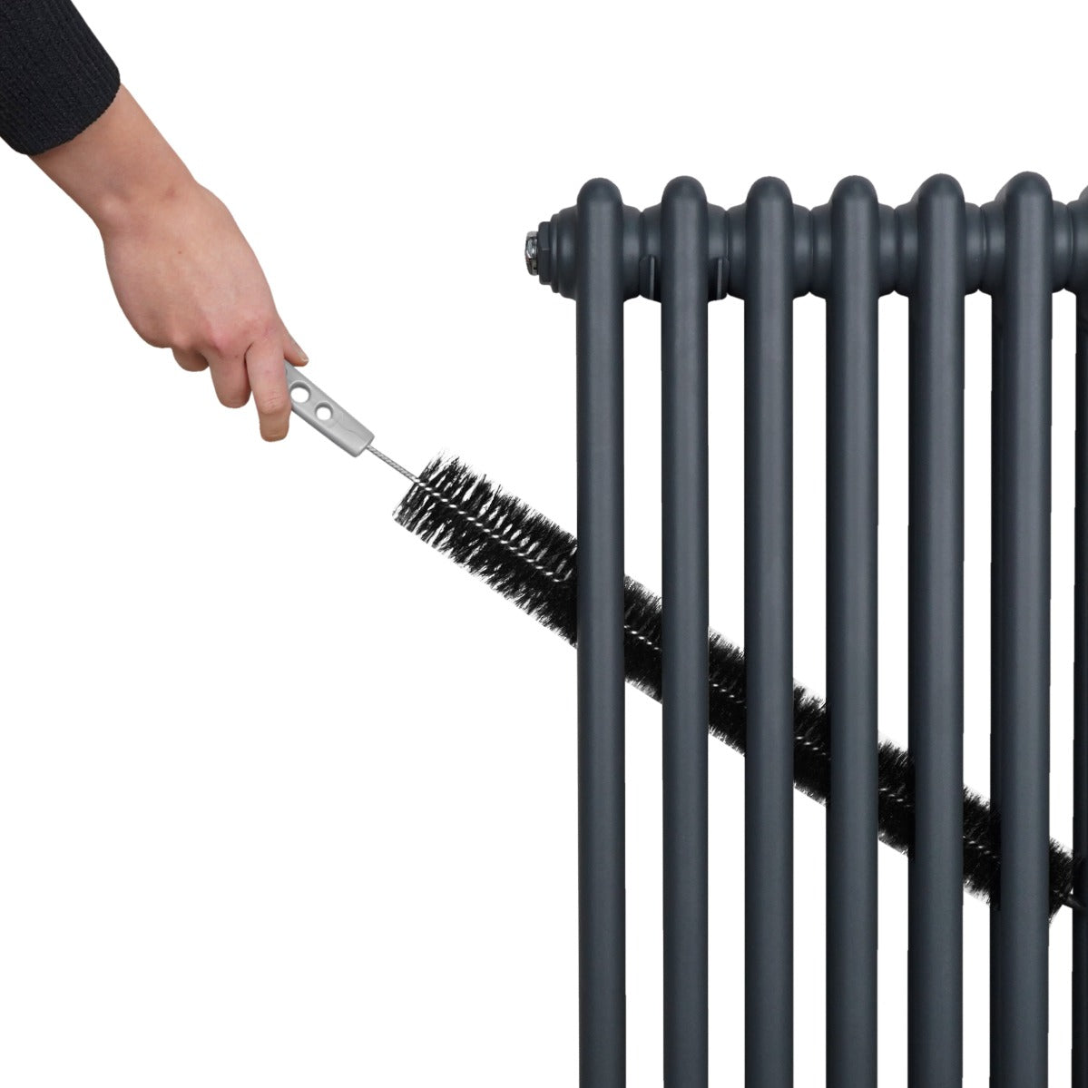 Radiatore termosifone a 2 colonne grigio antracite, con una mano che utilizza una spazzola per la pulizia delle superfici