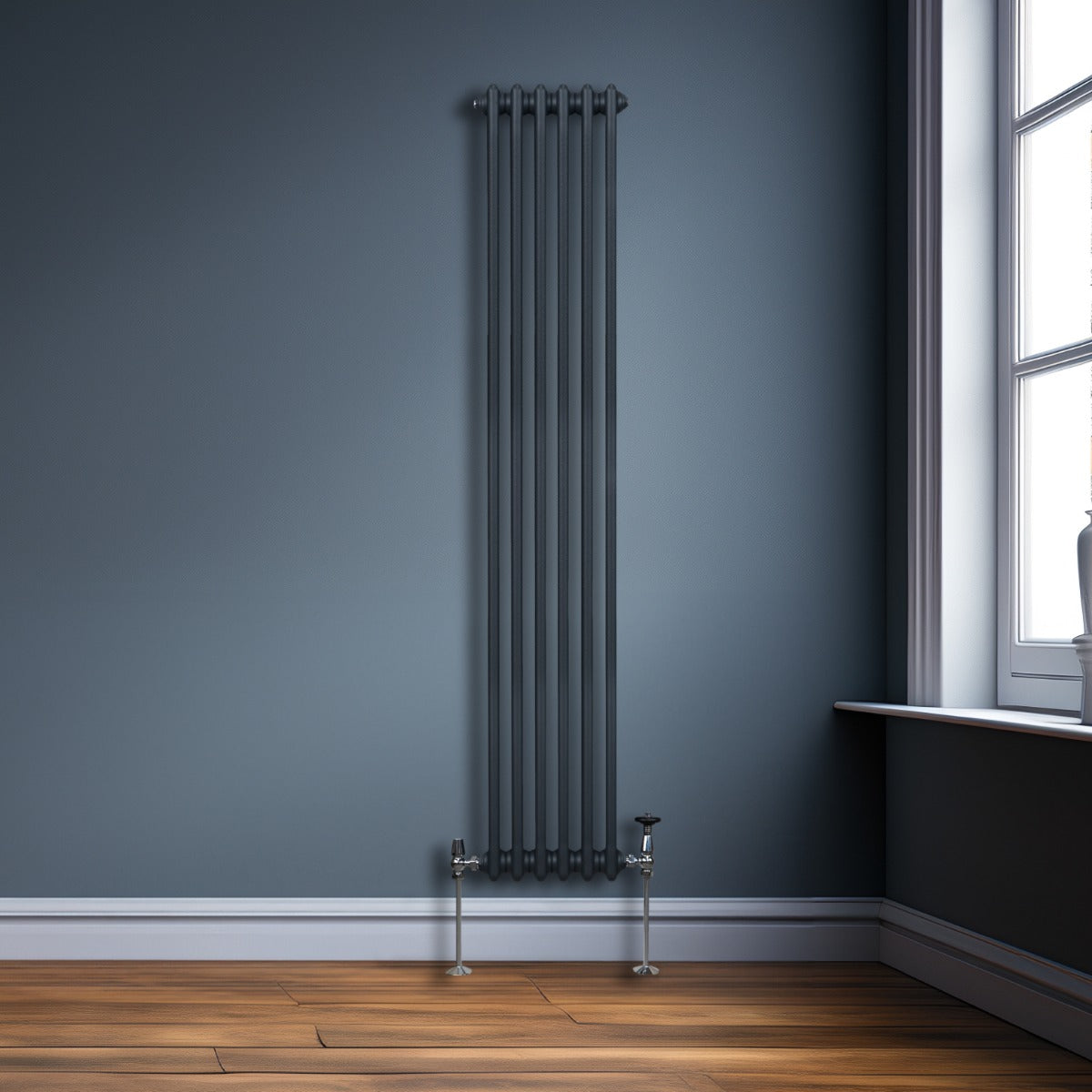Termosifone a 2 colonne grigio antracite, elegante e moderno, installato su una parete blu, con pavimento in legno lucido
