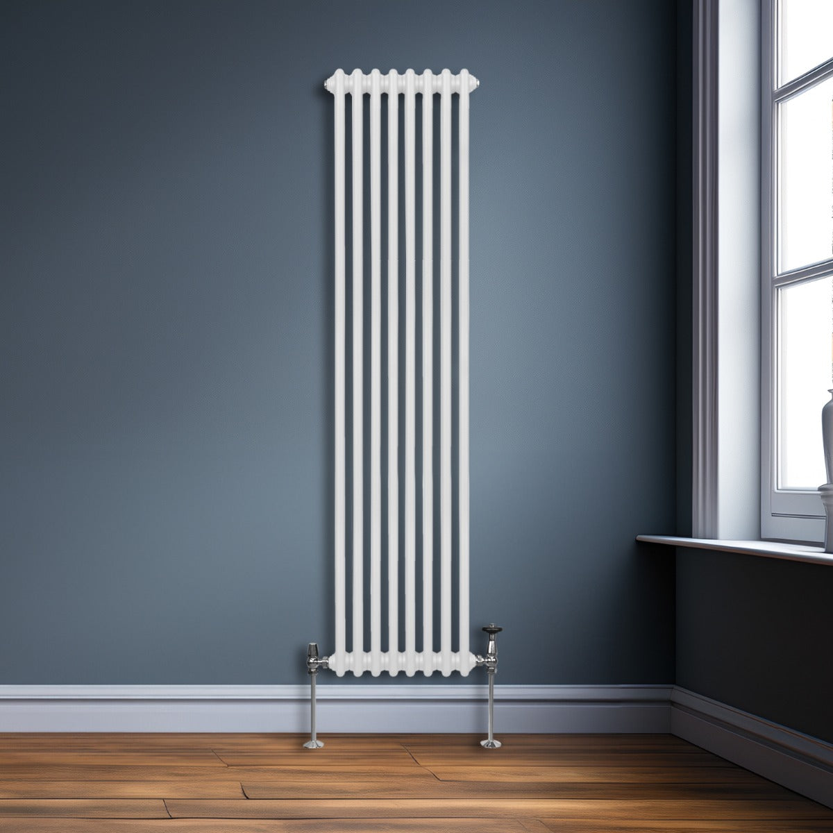 Termosifone a 2 colonne bianco, alto e stretto, con finitura liscia, installato su una parete blu, accanto a una finestra