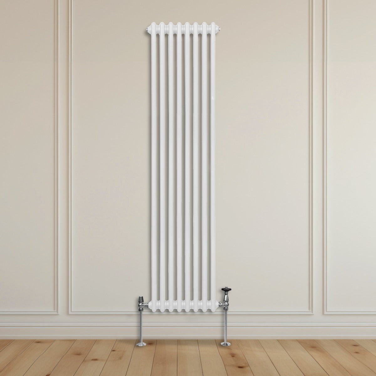 Termosifone a 2 colonne bianco, alto e stretto, con finitura liscia, installato su parete chiara, su pavimento in legno naturale